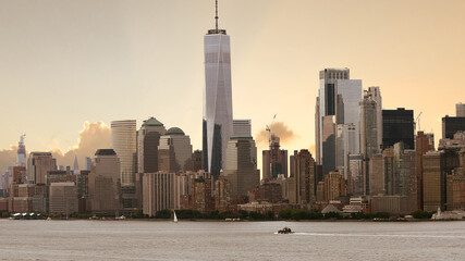 Obraz premium View of lower Manhattan at sunrise from out in the Hudson River.