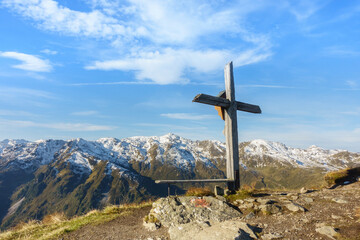 Fototapeta na wymiar Herbstlandschaft in den Alpen mit Gipfelkreuz
