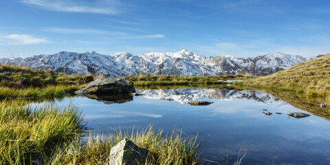 Panorama von einem klaren Bergsee in den tiroler Alpen