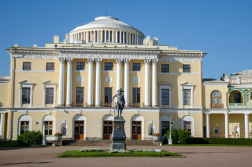 Fototapeta na wymiar Pavlovsk Palace and the monument to Paul I