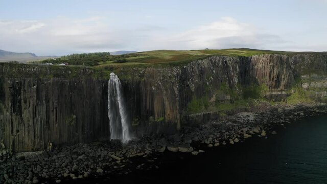 Drohnenvideo von Mealtfalls Wasserfall an Klippe schottischer K&uuml;ste N&auml;he Kilt Rock