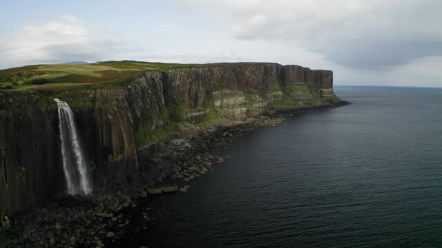 Drohnenvideo von Mealtfalls Wasserfall an Klippe schottischer K&uuml;ste N&auml;he Kilt Rock