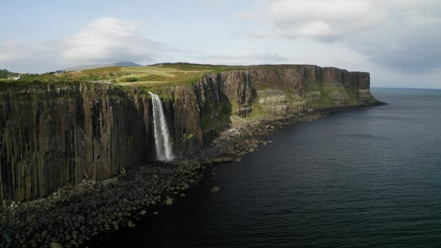 Drohnenvideo von Mealtfalls Wasserfall an Klippe schottischer K&uuml;ste N&auml;he Kilt Rock
