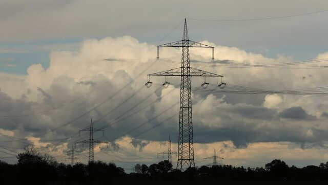 Gewitterwolken hinter Strommasten