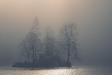 Die Christlieger Insel im nebligen K&ouml;nigssee