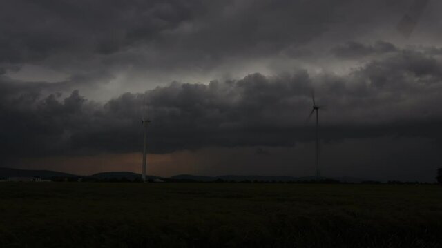 Windr&auml;der und Gewitterzelle mit dramatischer Struktur