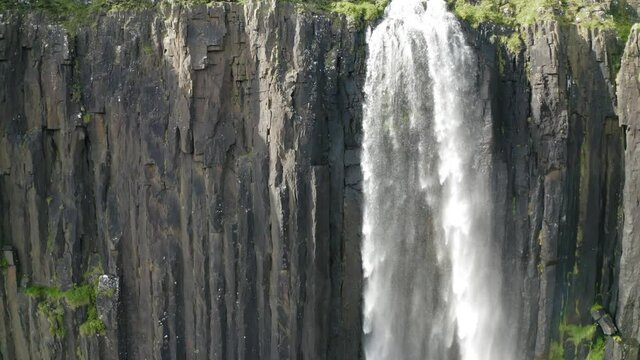 Drohnenvideo von Mealtfalls Wasserfall an Klippe schottischer K&uuml;ste N&auml;he Kilt Rock