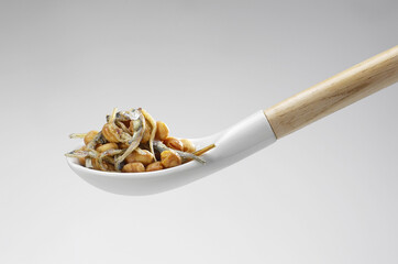 陶器製のｽﾌﾟｰﾝに盛られたお摘みのｼﾗｽと大豆