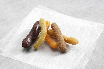 和紙に置かれたカリントウ5種