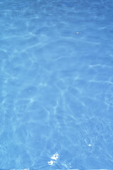 Obraz premium 光と影で変化する浅い水面の波模様