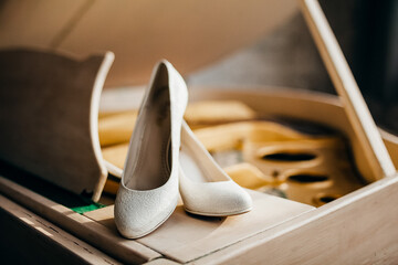 the bride's shoes are on the piano, the bride's wedding shoes.