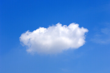 Naklejka na ściany i meble 青空と一つの白い雲