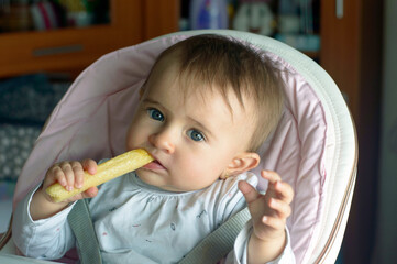 Precioso bebé comiendo gusanitos