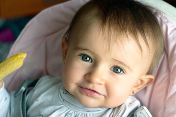 Precioso bebé de ojos claros con gesto de sonrisa en primer plano