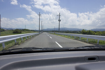 車の中から見た直線道路