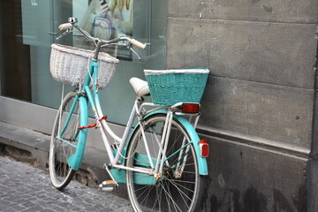 Fototapeta na wymiar Beautiful bike with two baskets on a street in Florence
