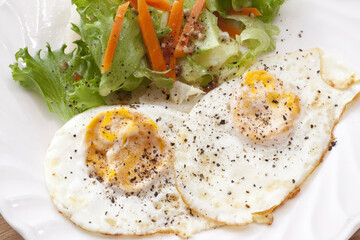 目玉焼きと野菜サラダ