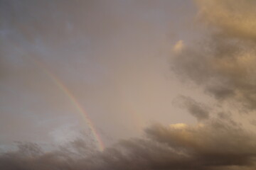 Fototapeta na wymiar うすっらと雲と虹