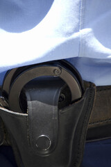 警察官の持っている手錠