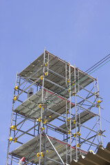 鉄パイプの足場と青空