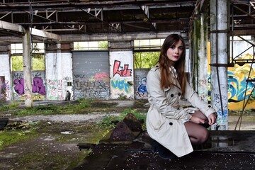 Femme dans un hangar