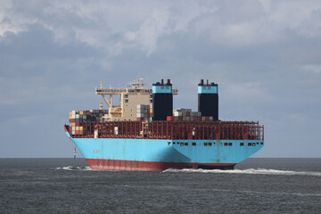 Blaues Containerschiff von hinten