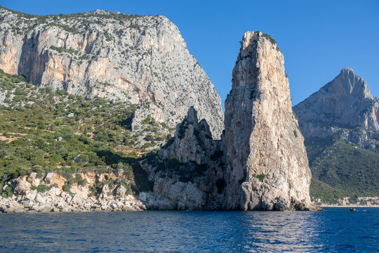 Punta Pedra Longa is a limestone-dolomitic block, an integral (detached) part of the vast plateau of Baunei.