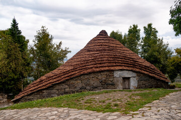 Fototapeta na wymiar traditional house of O Cebreiro town known as Palloza, with thatched roof, made of stone bricks