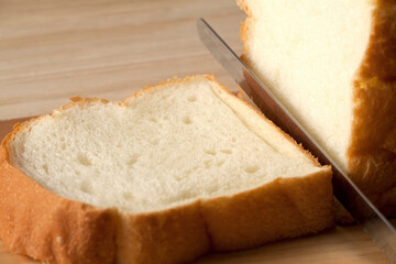 ナイフでトーストを切る