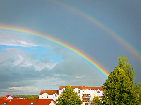 Doppelter Regenbogen &uuml;ber der Stadt