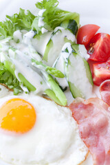 目玉焼きと野菜サラダの朝食