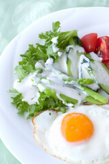 目玉焼きと野菜サラダの朝食