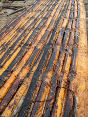 オイルが付着したオイルフェンス