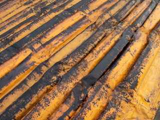 オイルが付着したオイルフェンス