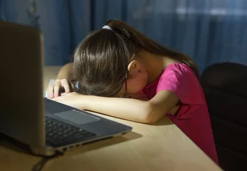 Poster Moe kind achter de computer. Online onderwijs voor kinderen. Moe en verveeld tienermeisje slapen. © Albert Ziganshin