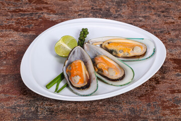 Half mussels with lime and pepper