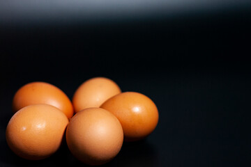 Five chicken eggs are arranged in a circle.