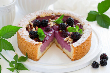 Blueberry cheesecake without baking, with blueberries and blackberries.