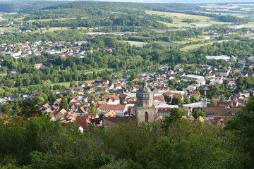 Fototapeta na wymiar Blick von der Hohenburg mit Stadtkirche, Häusern und Landschaft