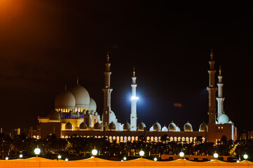 Fototapeta na wymiar ABU DHABI, UNITED ARAB EMIRATES - OCTOBER 23,2017 :Sheikh Zayed mosque in Abu-Dhabi, one of the most famous landmark of United Arab Emirates. Picture taken on October 23, 2017