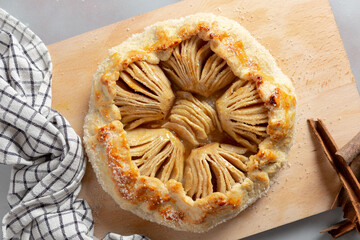 apple pie with cinnamon