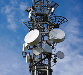 Ripetitori e antenne su piattaforma in area montuosa. 