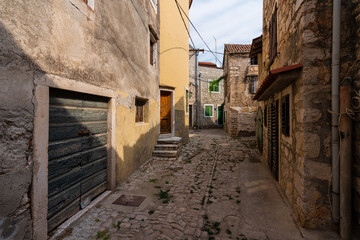 Fototapeta na wymiar Altstadt der Hafenstadt Pirovac in Kroatien