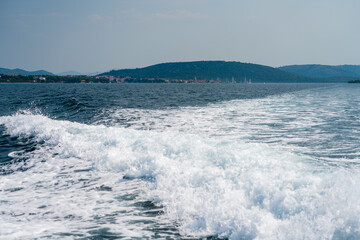 Bugwelle einer Yacht