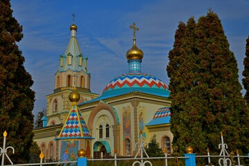 Fototapeta na wymiar Church of the Holy Martyr Paraskeva-Pyatnitsa in the village of Dedilovo, Tula region