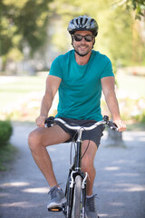 Obraz premium professional mountain bike cyclist riding trail in forest