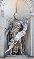 Obraz premium Statue at the wall of Dresden Catholic Cathedral