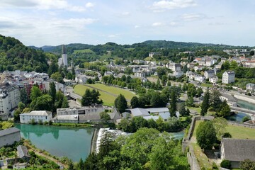 Fototapeta na wymiar Vue panoramique sur la ville de Lourdes et le sanctuaire au loin