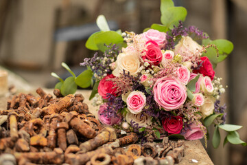 Blumenstrauß hinter rostigen Schrauben in Lost Place