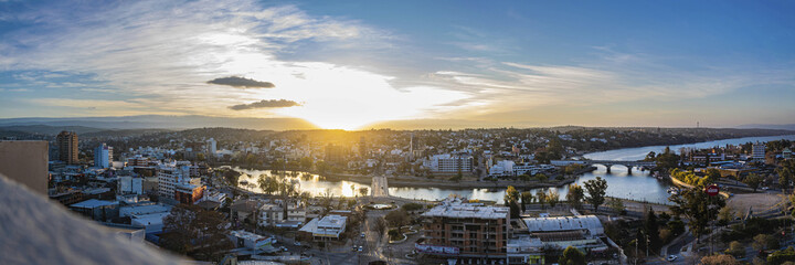 Hermosa ciudad vista desde lo alto de un edificio con fotografia panoramica en un atardecer...